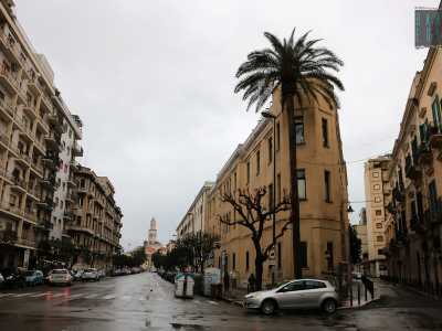 Proprio di fronte alla piazzetta si trova un�altra biforcazione (che divide via San Francesco d�Assisi e via Villari) segnata questa volta da un palazzo molto particolare...